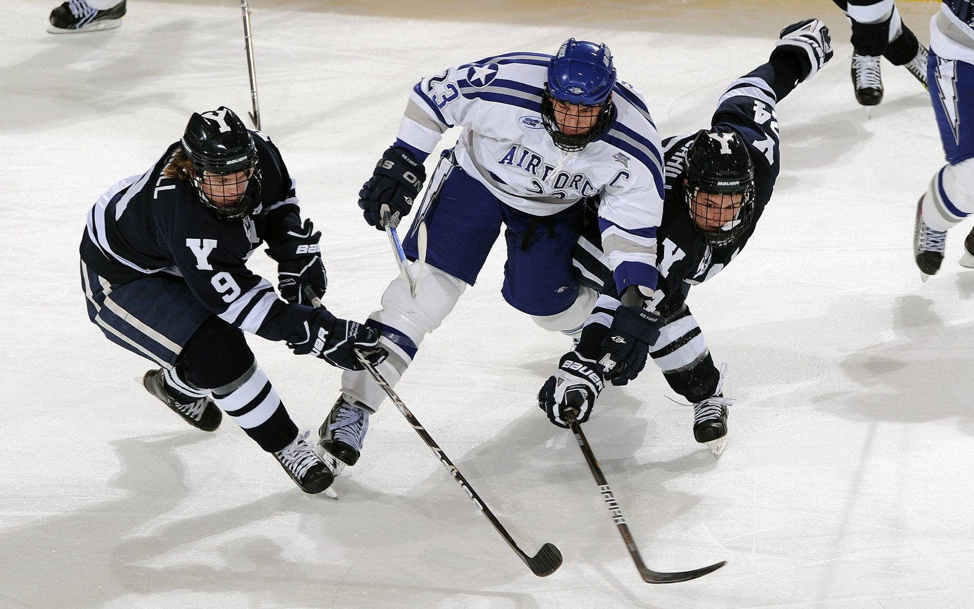 德甲：拜仁4-2战胜多特蒙德，莱万完成帽子戏法，欧冠拜仁莱万受伤